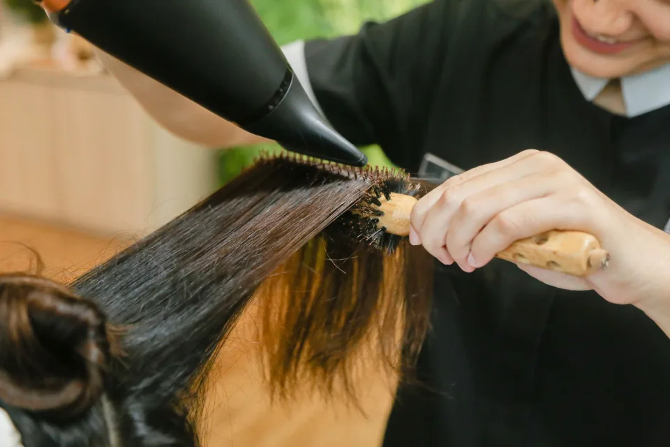 Đổi kiểu từ tóc dài thẳng sang uốn xoăn nhẹ — trước